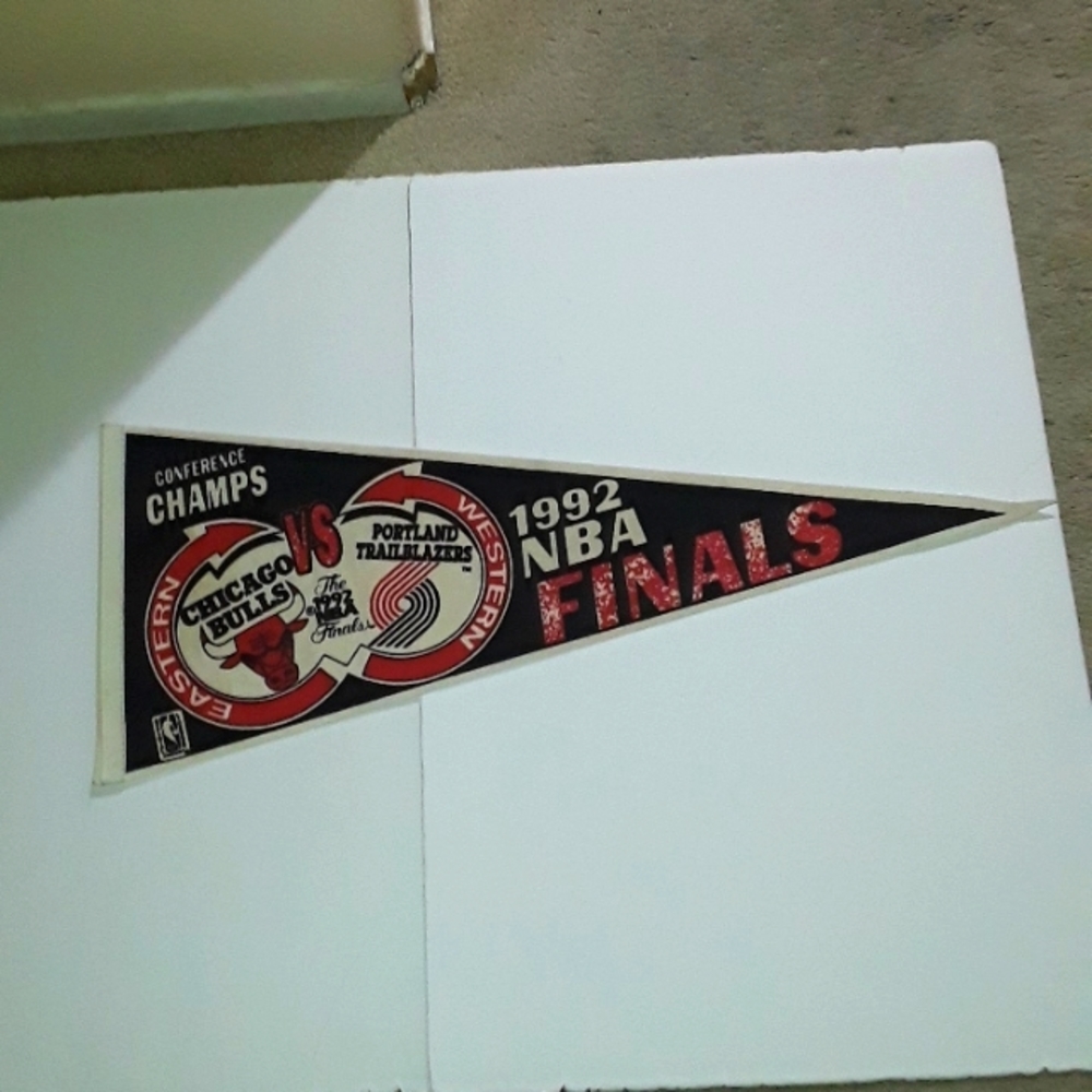 c 1992 NBA FINALS CHICAGO BULLS PORTLAND PENNANT